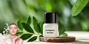 "Frasco de Colágeno Verisol sobre superfície de madeira com folhas verdes ao fundo, representando um produto natural. Uma mulher ao lado exibe pele radiante, destacando os benefícios do cuidado com a pele."