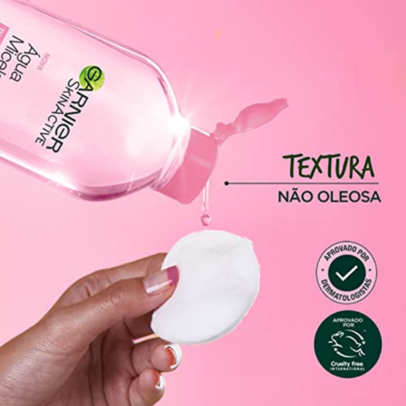 Água Micelar Garnier com textura não oleosa aplicada no algodão