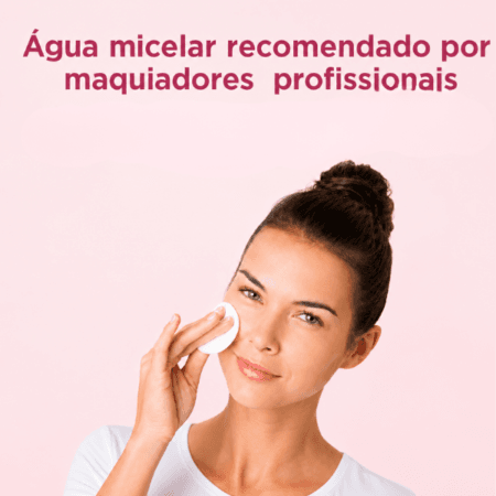 Mulher aplicando Água Micelar no rosto com disco de algodão