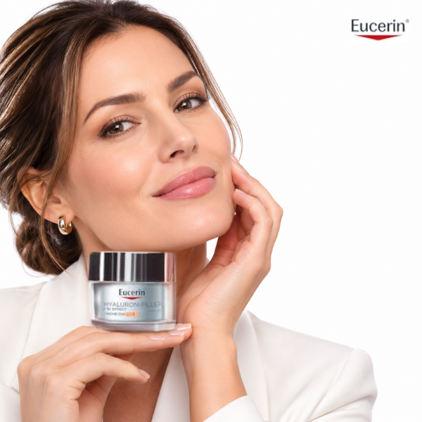 Mulher segurando Creme Hidratante Facial Antirrugas Eucerin Hyaluron-Filler