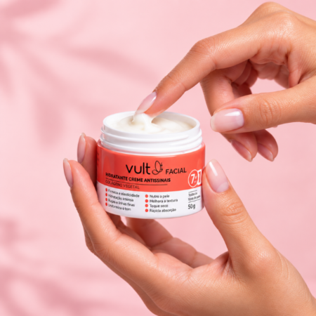 Mãos mostrando a textura do Creme Hidratante Facial Antissinais Vult