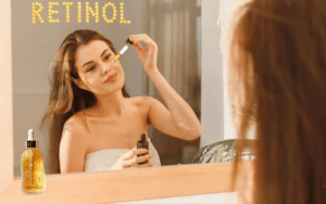 Mulher aplicando sérum de retinol no rosto, representando um momento de autocuidado e atenção às linhas de expressão.