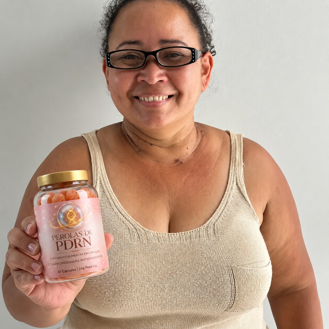 Cliente segurando a Pérola de PDRN de Salmão e compartilhando sua experiência com a aparência da pele durante a rotina de cuidados com rugas.