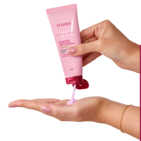Aplicação do Eudora Niina Skin Hidratante Facial Antioleosidade 40g na mão