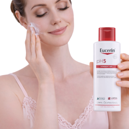 Mulher aplicando Gel de Limpeza Facial Eucerin pH5 no rosto