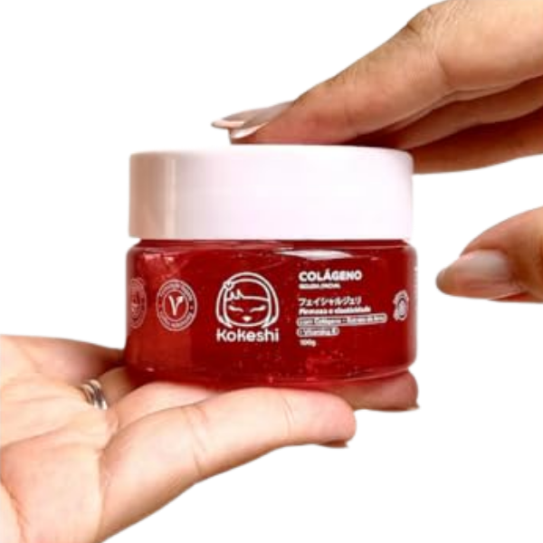 Gel em Geleia de Colágeno Kokeshi 100g sendo segurado nas mãos