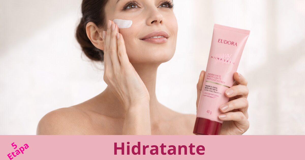 Hidratante Facial Eudora para Rugas sendo aplicado no rosto durante rotina de skincare