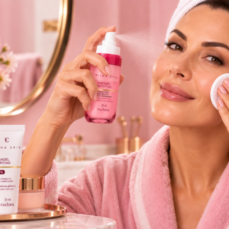 Mulher usando Hidratante Gel Hidragel Niina Secrets Eudora no rosto