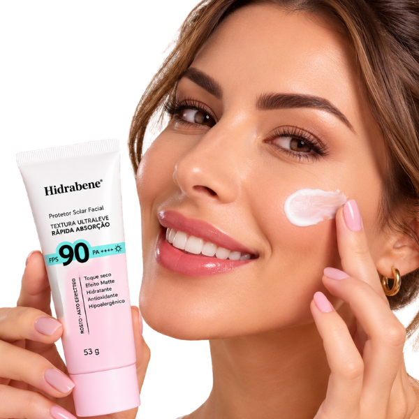 Mulher aplicando Protetor Solar Facial Textura FPS90 Hidrabene no rosto