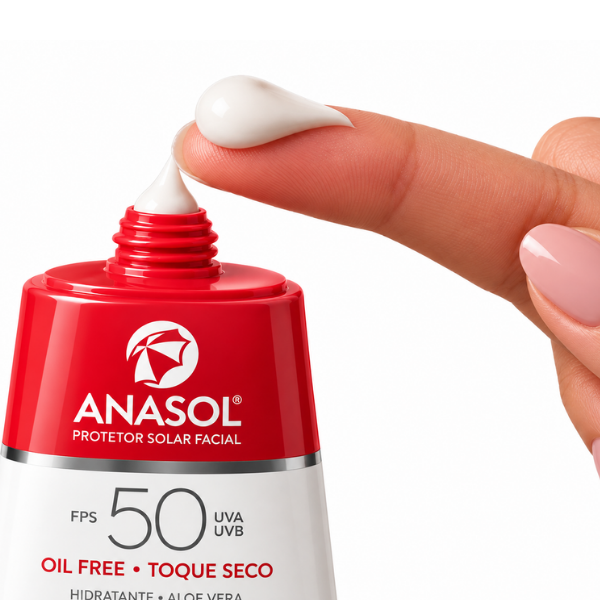 Protetor Solar FPS 50 Oil-Free Anasol sendo aplicado no dedo