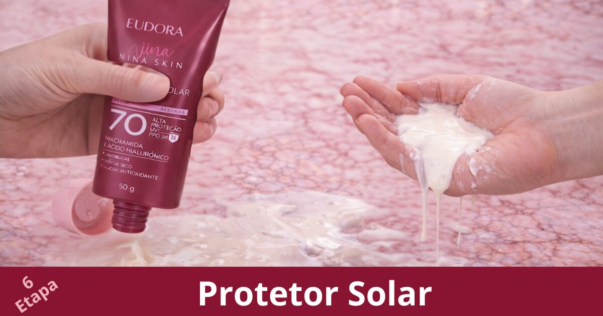 Protetor solar para rosto sendo aplicado nas mãos durante rotina de skincare para proteção contra rugas