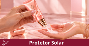 Protetor solar para rugas sendo aplicado na mão antes do uso no rosto durante rotina de skincare anti rugas.