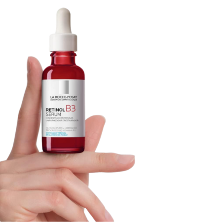 Sérum Facial Antirrugas com Retinol B3 La Roche-Posay sendo segurado pela mão