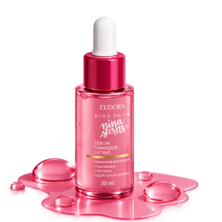 Mulher usando Serum Niacinamida e Peptídeo Firmador Niina Secrets Skin