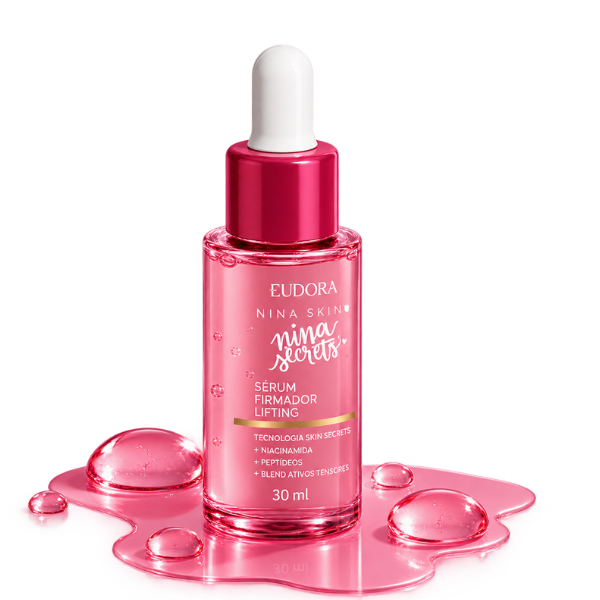 Mulher usando Serum Niacinamida e Peptídeo Firmador Niina Secrets Skin