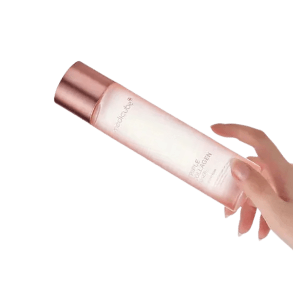 Tônico Facial de Colágeno Medicube sendo segurado pela mão