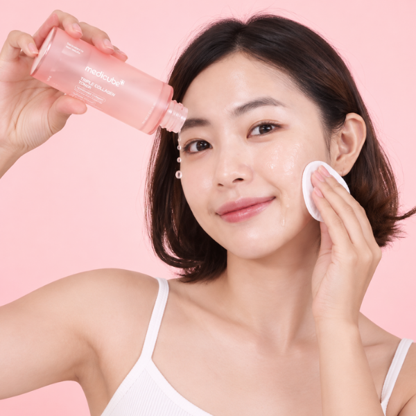 Mulher aplicando Tônico Facial de Triplo Colágeno Medicube no rosto
