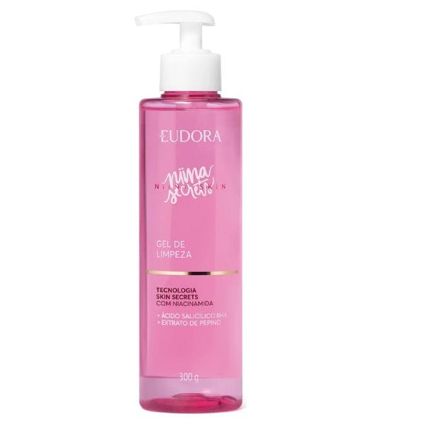 Frasco do gel de limpeza facial Eudora Niina Secrets, com 300g, na cor rosa e com tecnologia Skin Secrets, niacinamida, ácido salicílico e extrato de pepino.