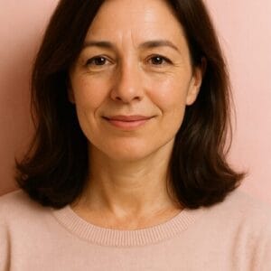 Mulher de 42 anos com expressão suave e segura, pele firme e luminosa, simbolizando os efeitos positivos do colágeno Verisol após 30 dias de uso.