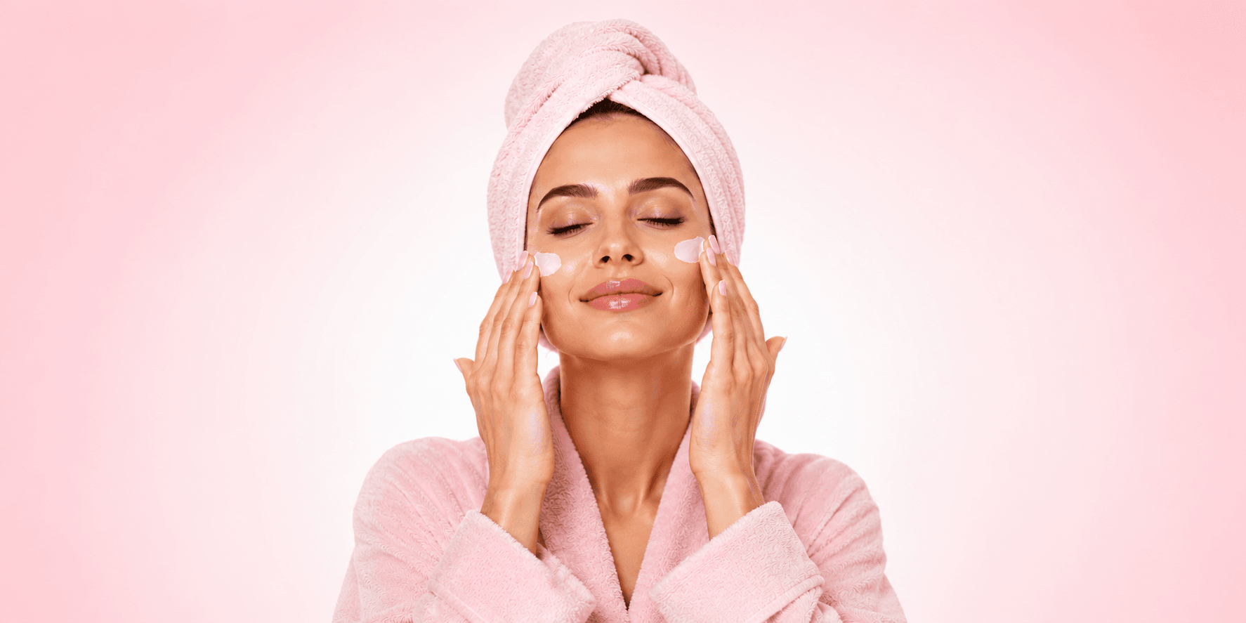 Mulher aplicando hidratante facial na rotina de skincare para pele com rugas.