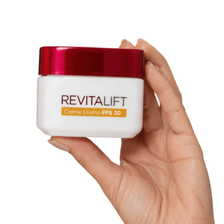 Creme Facial Revitalift Anti-Idade Antirruga L'Oréal Paris sendo segurado pela mão