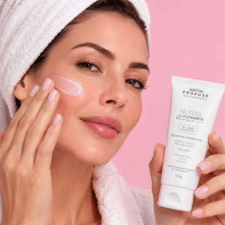 Mulher aplicando Creme Hidratante em Gel Profuse Nutrel no rosto