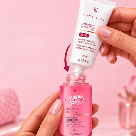 Hidratante Gel Refil Hidragel Niina Secrets sendo colocado no frasco