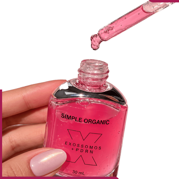 Sérum facial Simple Organic Exossomos + PDRN 30ml, com conta-gotas e textura rosa, para cuidados com a aparência das rugas.