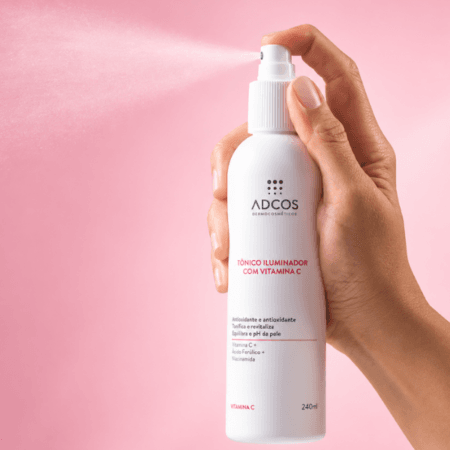 Tônico Iluminador Com Vitamina C ADCOS sendo aplicado em spray