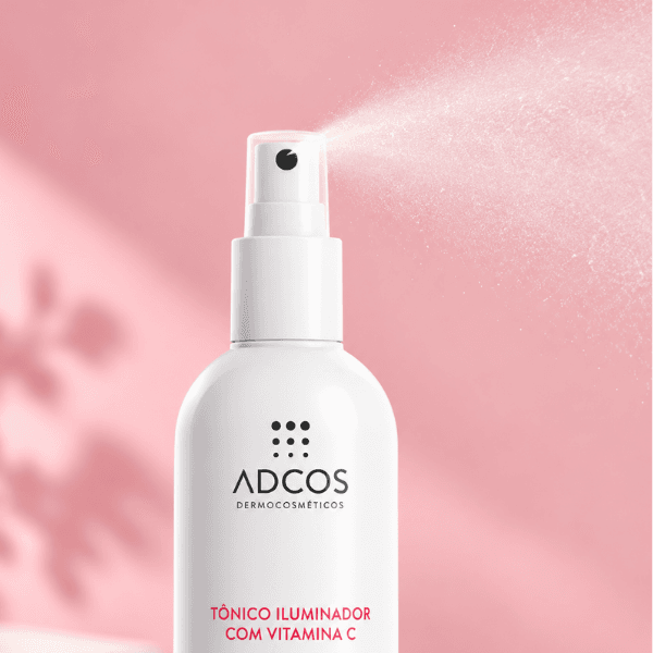 Tônico Iluminador Com Vitamina C ADCOS liberando spray facial